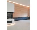 Sideboard mit Schwarzstahl und Wandverkleidung in Eiche mit LED